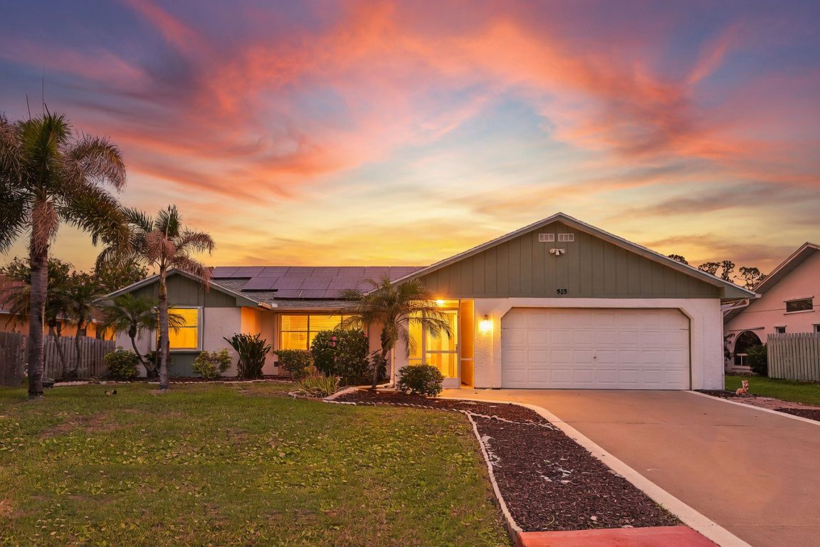 2 Exterior Front Twilight (03)