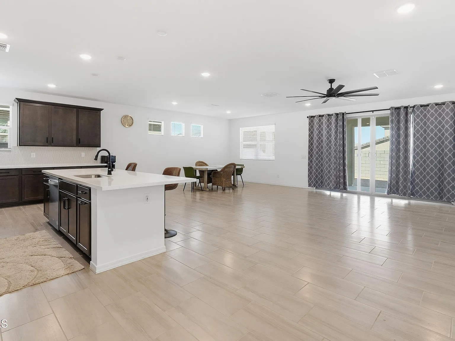 4 bed, 3.5 bath, 2811 sqft, $2,450 — Photo 4
