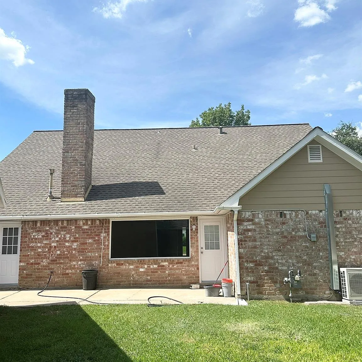 4 bed, 2.0 bath, 2042 sqft, $2,300 — Photo 2
