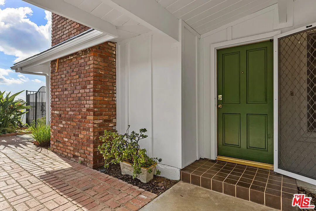 4 bed, 2.0 bath, 2201 sqft, $8,600 — Photo 3