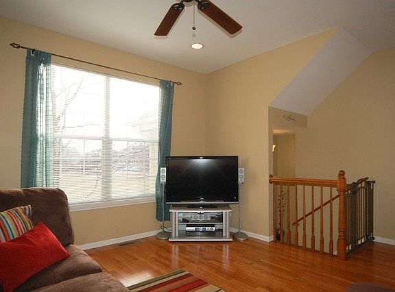 3rd image of 476 Broadmoor Ln
