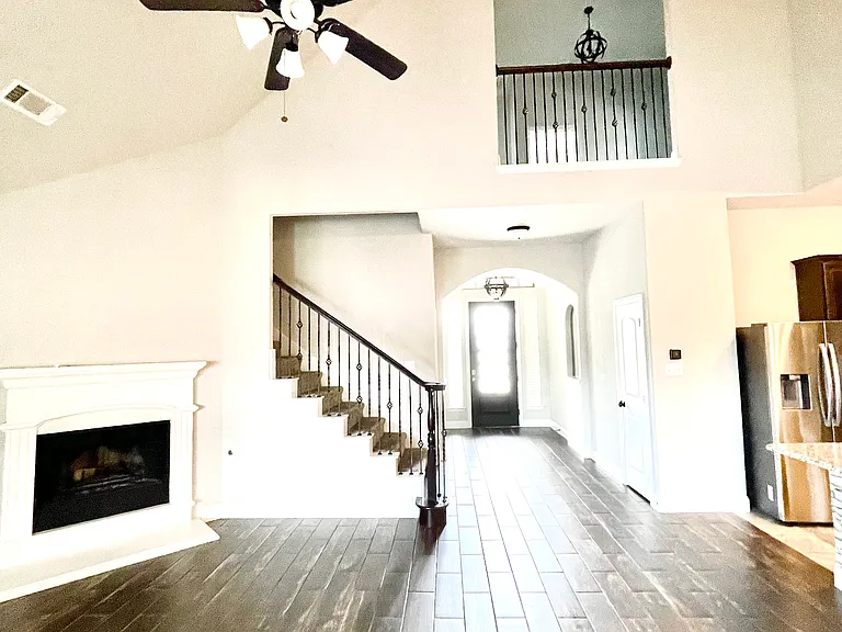236 Arbury Dr — Photo 2