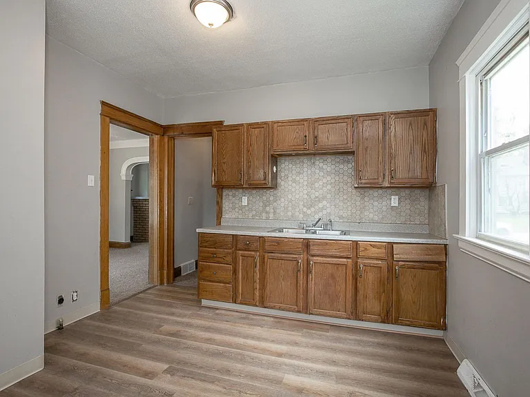 15401 Grovewood Ave — Photo 9