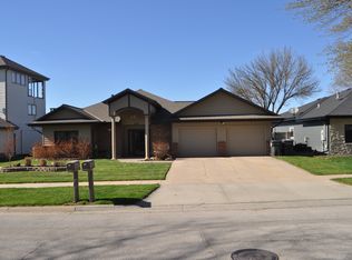 830 Lakeshore Dr, Lincoln, NE 68528