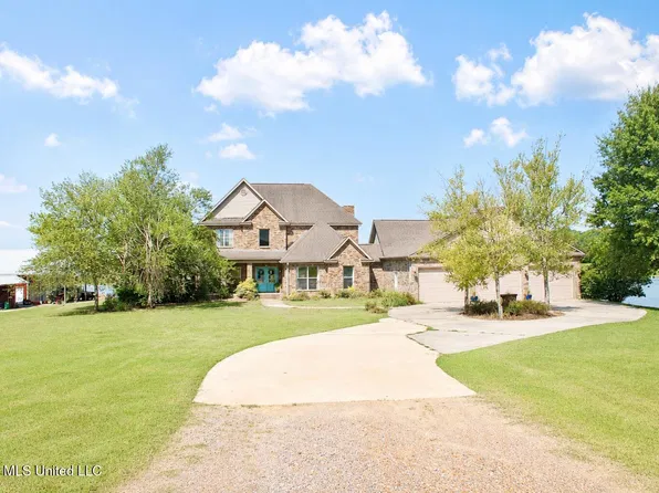 1037 Wellington Ridge Dr, Grenada, MS 38901