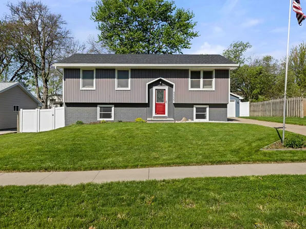 1111 Holly Dr, Norwalk, IA 50211