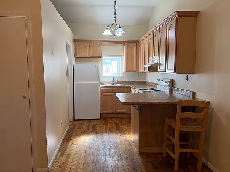 648 E 2nd St — Photo 2