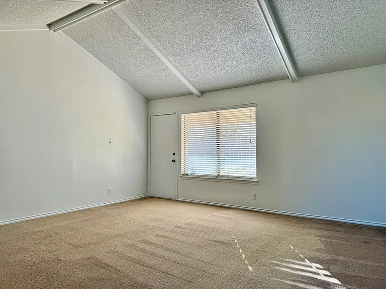 2405 Castleford Rd — Photo 8