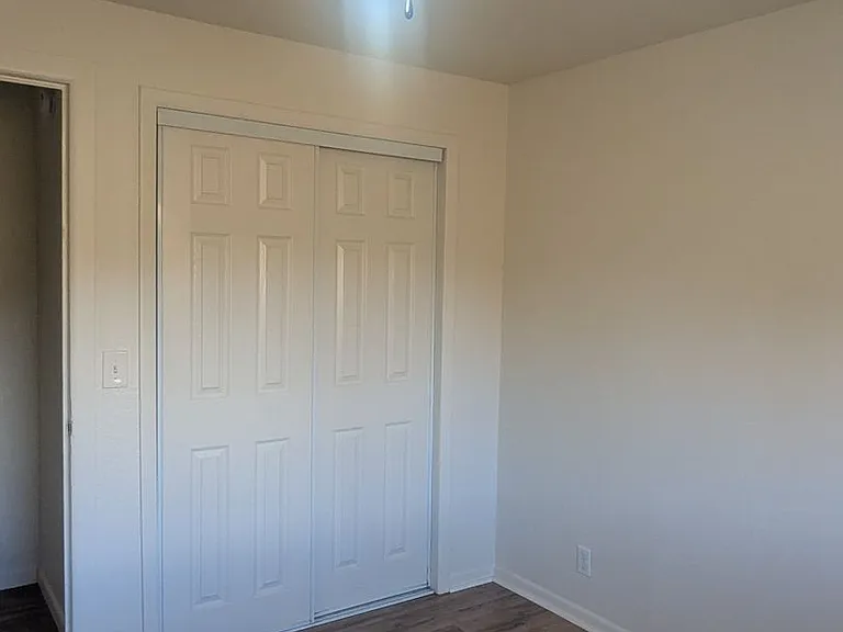 464 Smith St — Photo 8