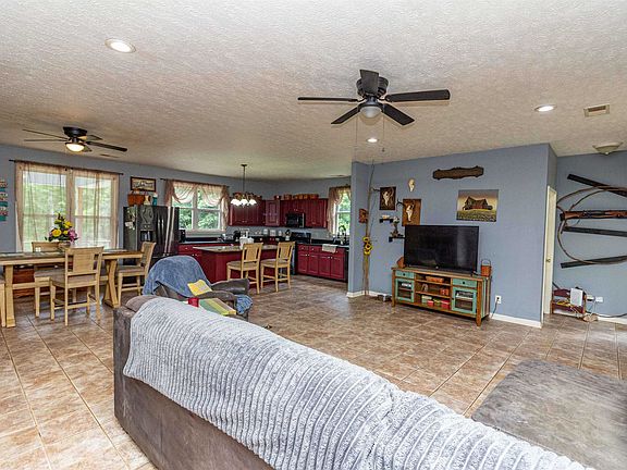 3rd image of 550 Carlins Rd