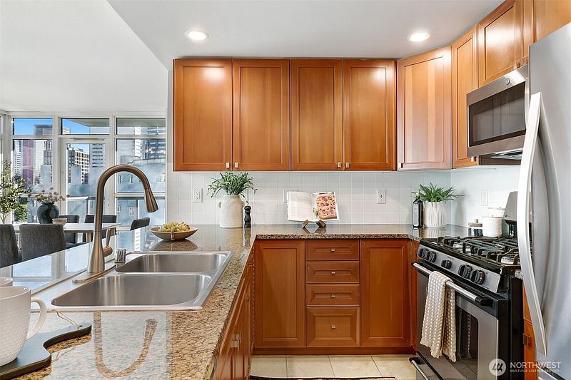 5th image of 1420 Terry Avenue #1108