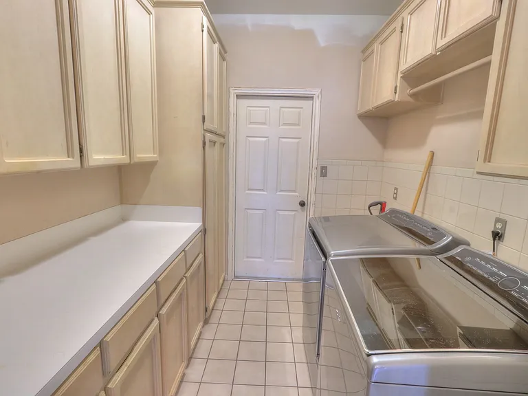 7714 Odessa Dr — Photo 9