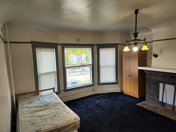 Light and bright studio apartment (twin bed included if wanted)