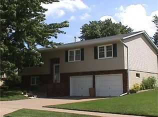 3671 S Hampton Dr, Bettendorf, IA 52722