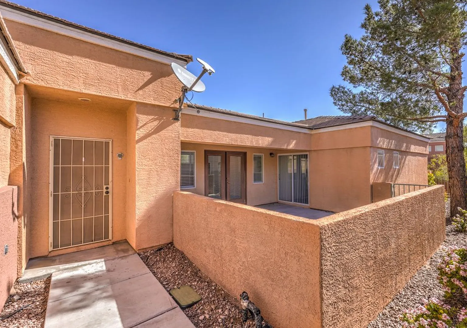 Location! Location! Single Story in Gated Summerlin W/ Community Pool & Spa. — Photo 3