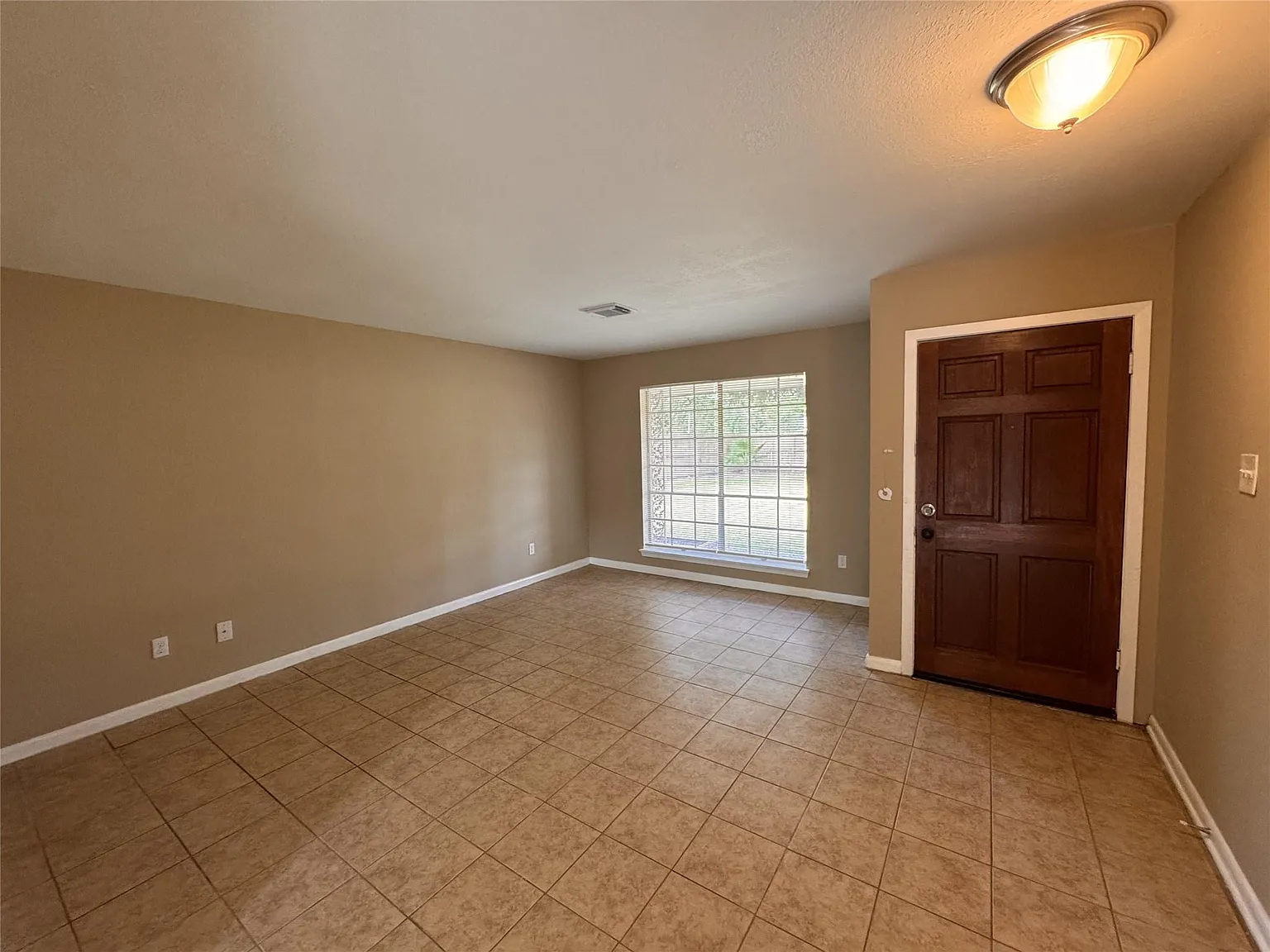 3 bed, 2.0 bath, 1739 sqft, $1,900 — Photo 4