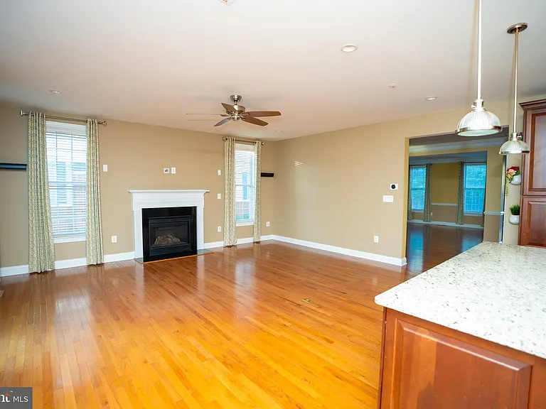 22535 Willington Sq — Photo 20