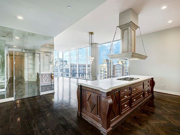 5th image of 2727 Kirby Dr APT 8D