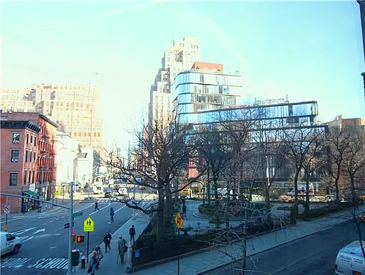 Sold by (Legacy) Elegran | media 12