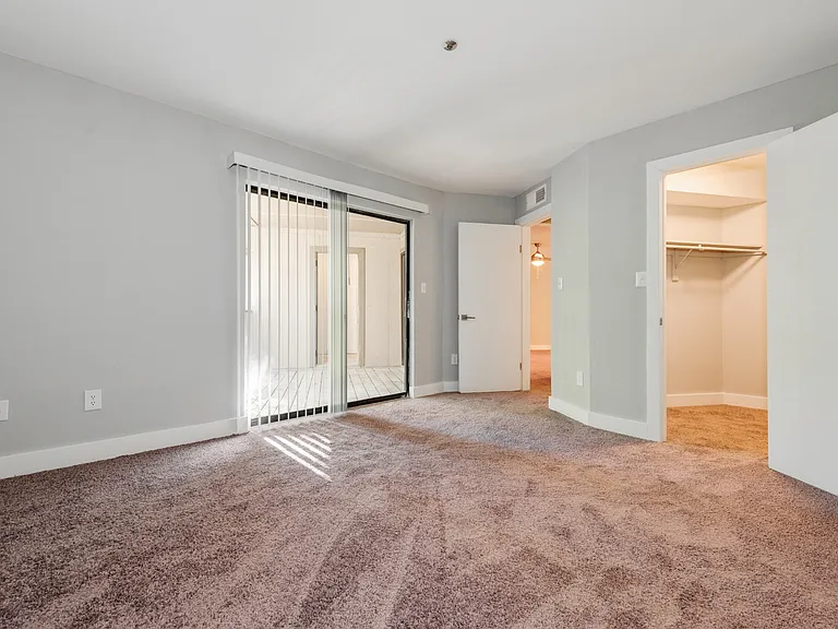 Woodford Apartments — Photo 33