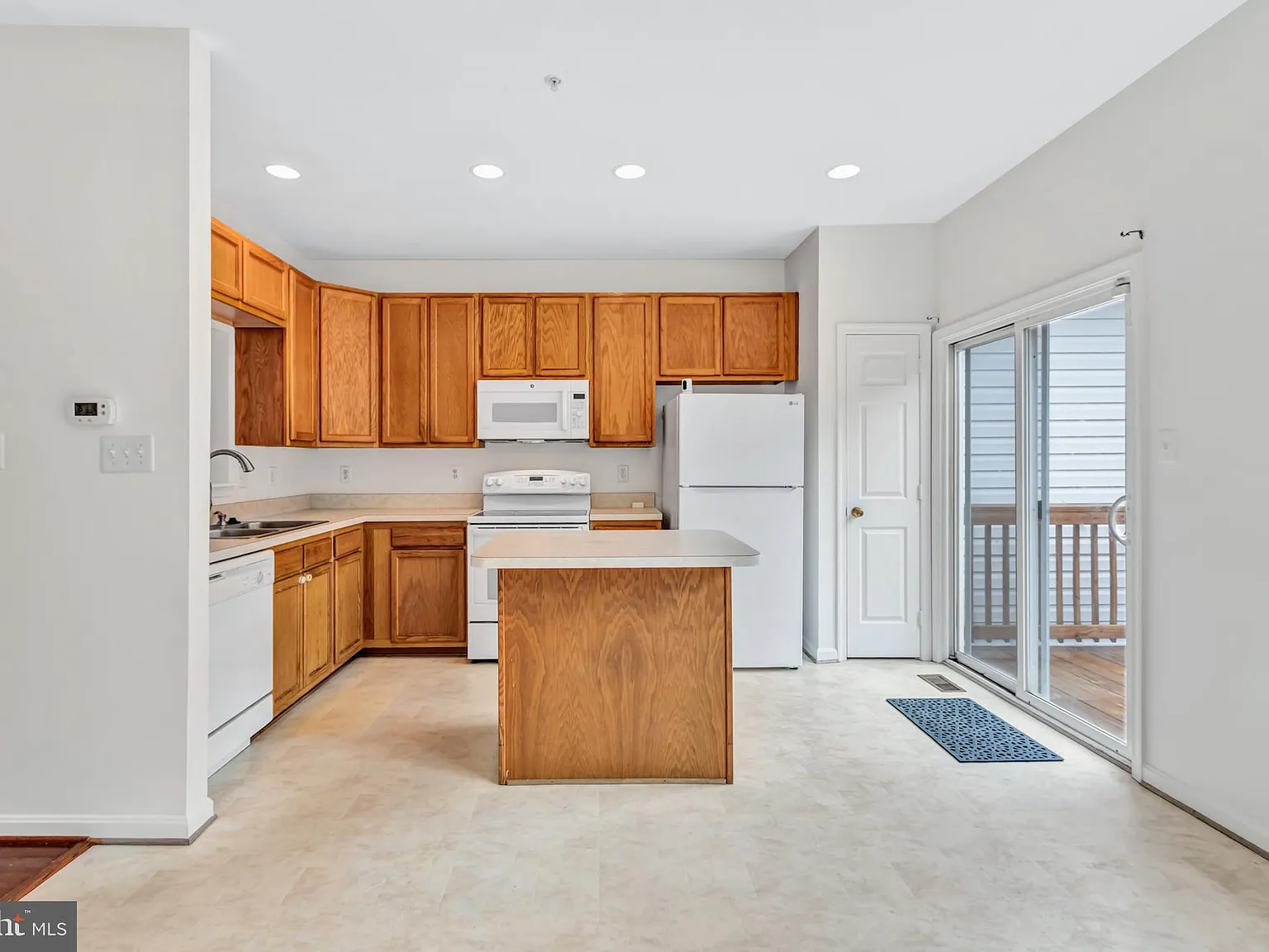 4 bed, 3.5 bath, 2252 sqft, $2,750 — Photo 2