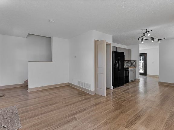 3rd image of 679 Pasadena Ave