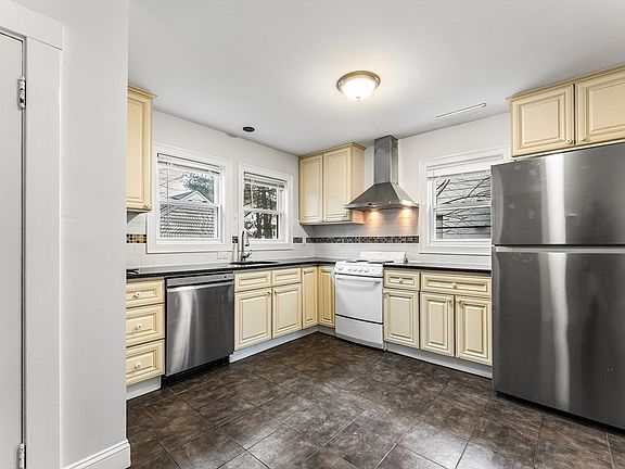5th image of 30 Stearns Rd