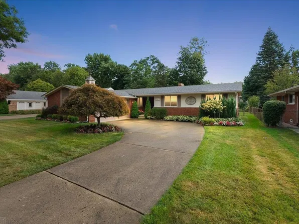 589 Anita Ave, Grosse Pointe Woods, MI 48236