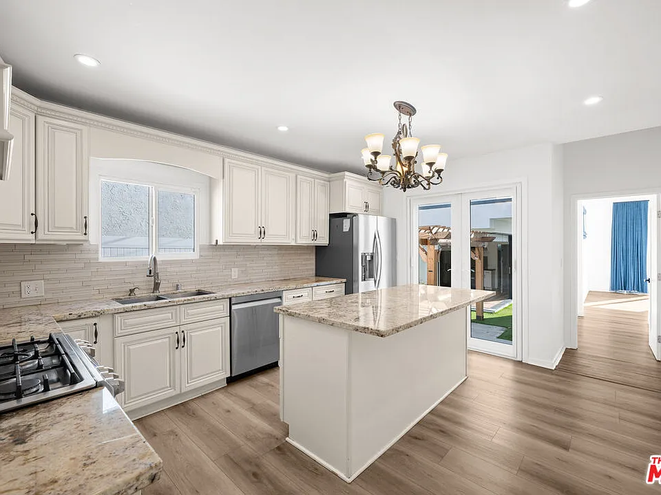 426 S La Peer Dr