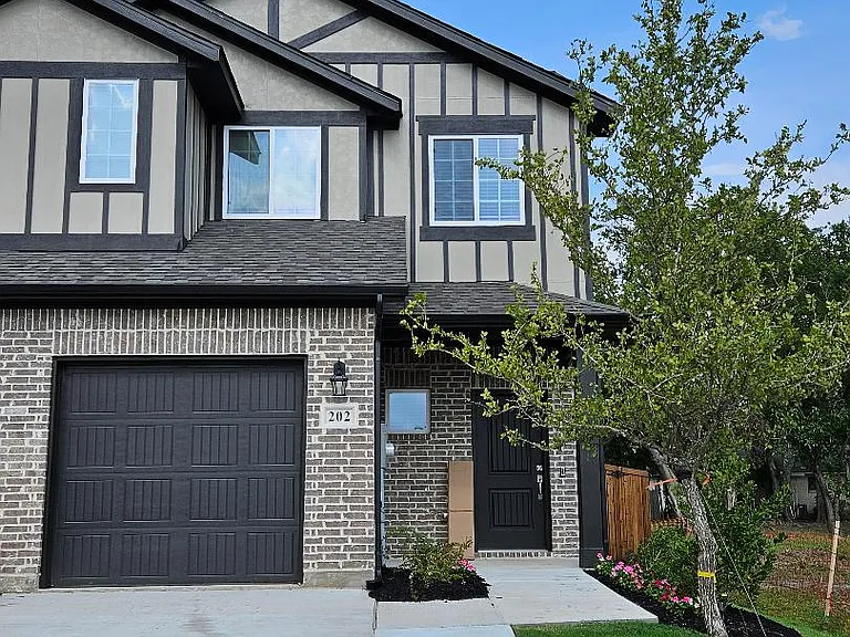 202 Griffith Dr — Photo 1