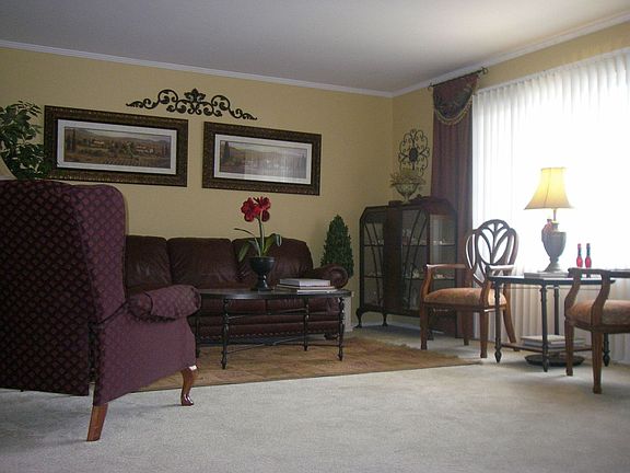 Custom paint, new carpet, crown molding...