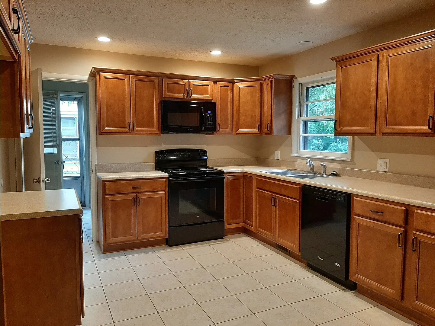 4 Bedroom home with a 2 car garage on the East Side for $1595! — Photo 4