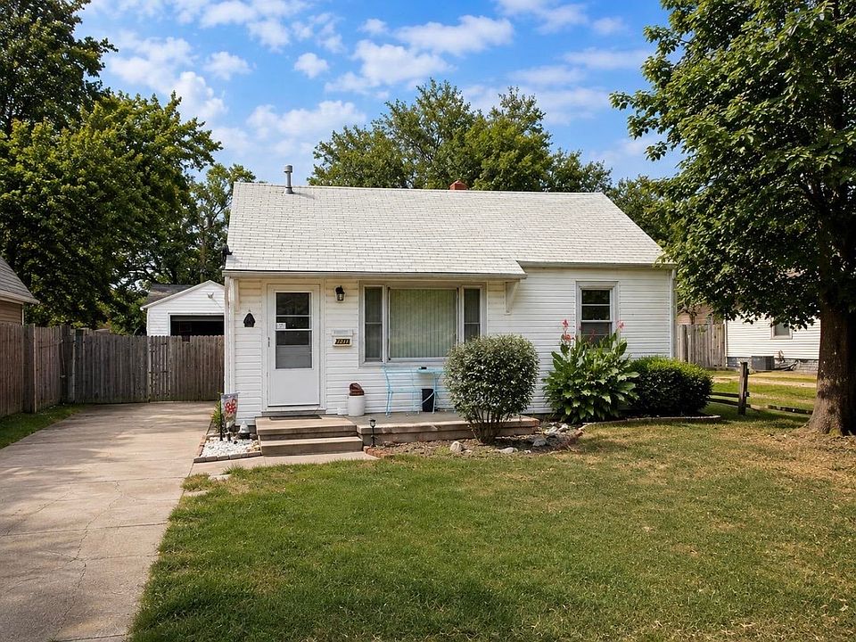 1st image of 2228 W Caroline Ave