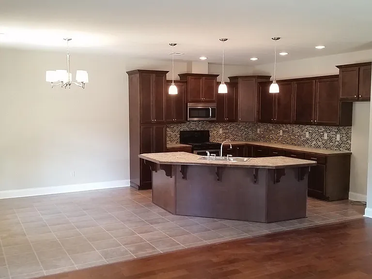 1213 Victoria St — Photo 3