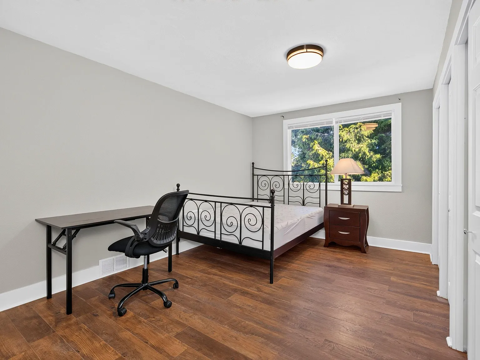 4 bed, 2.0 bath, 2500 sqft, $1,408 — Photo 2
