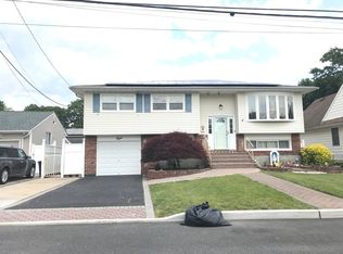 8 Remsen St, Copiague, NY 11726