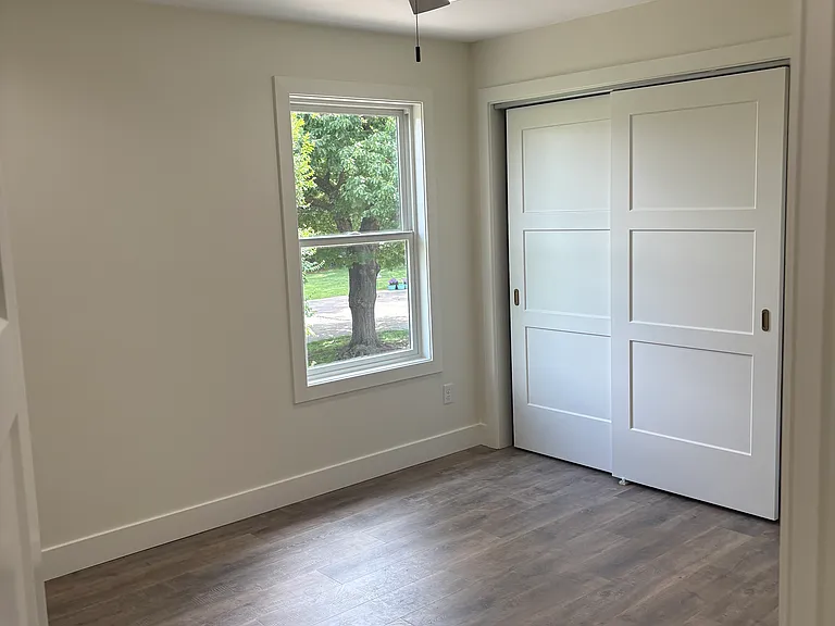 527 W Elm St — Photo 7