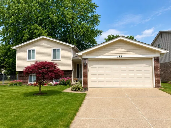 1841 Crimson Dr, Troy, MI 48083