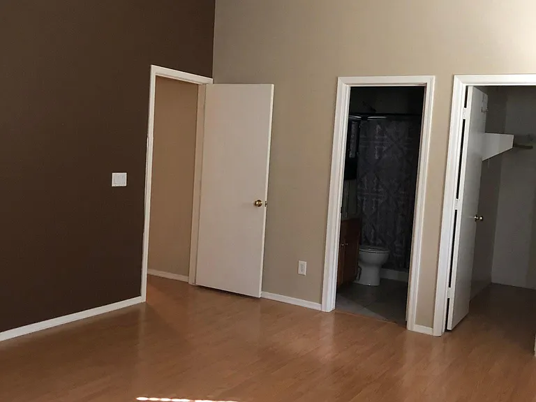 Master Bedroom w/ walk in closet