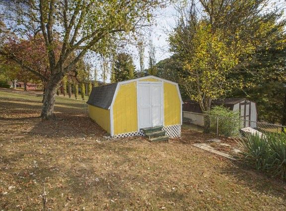 3rd image of 511 Crestwood Dr