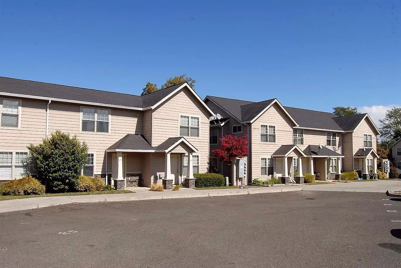 3 bed, 1.5 bath, 1200 sqft, $1,350 — Photo 1