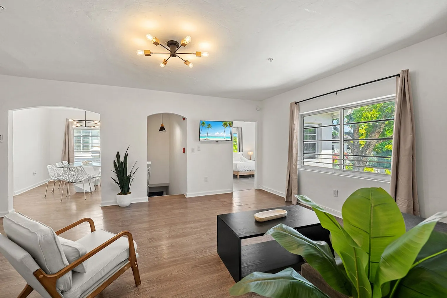 4 bed, 2.0 bath, 1614 sqft, $11,680 — Photo 2