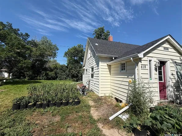 418 4th Ave E, Assiniboia, SK S0H 0B0