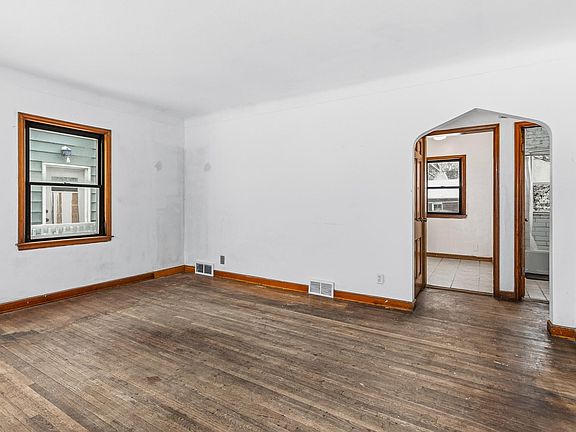 4th image of 1822 Nevada Ave E