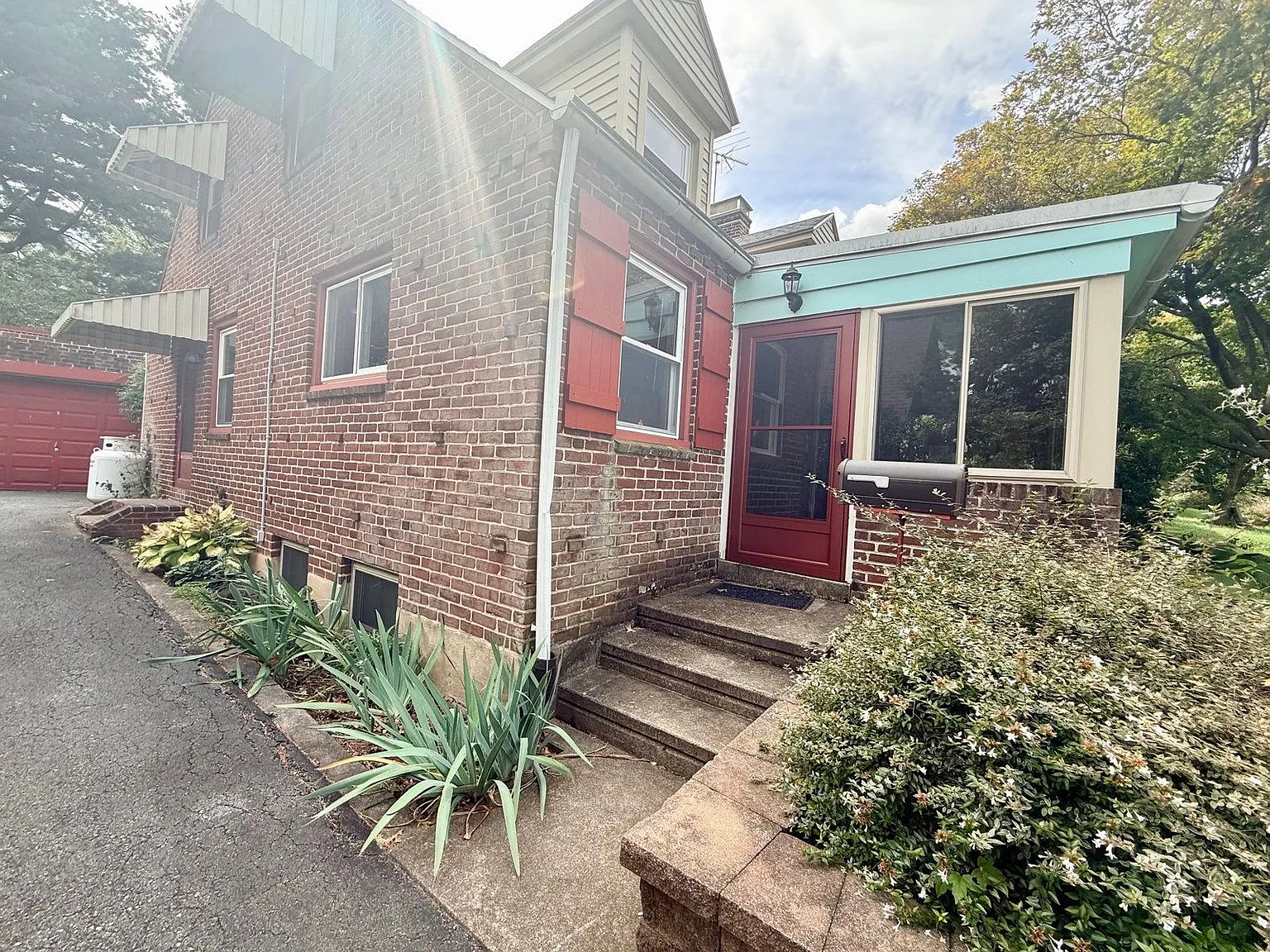 3 bed, 1.5 bath, 1442 sqft, $2,600 — Photo 2