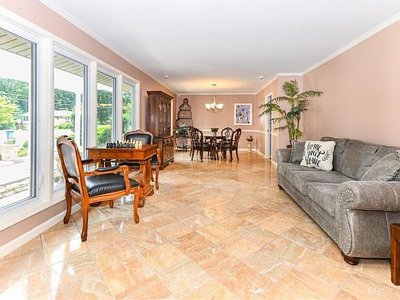 5th image of 301 Fairidge Dr