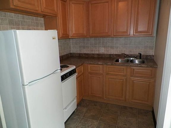 5th image of 300 Waterman Ave APT 13