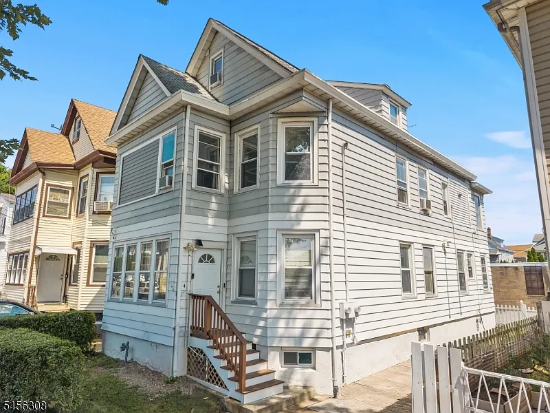 4 bed, 2.0 bath, $3,500 — Photo 2