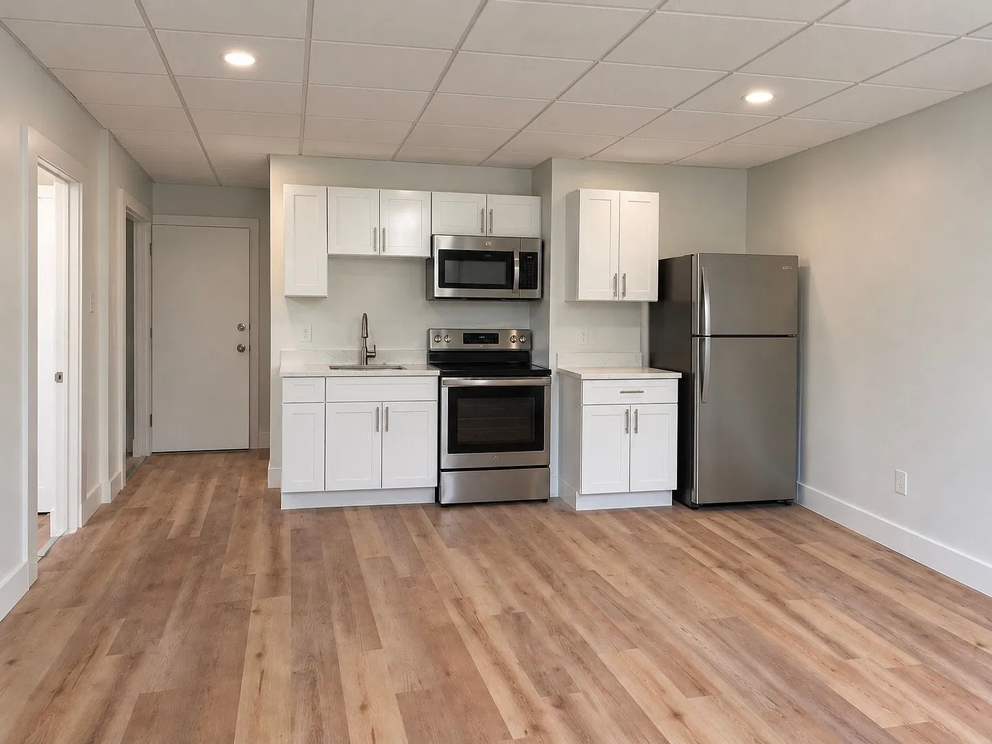 Bright Newly Renovated One-Bedroom Apartment — Photo 1