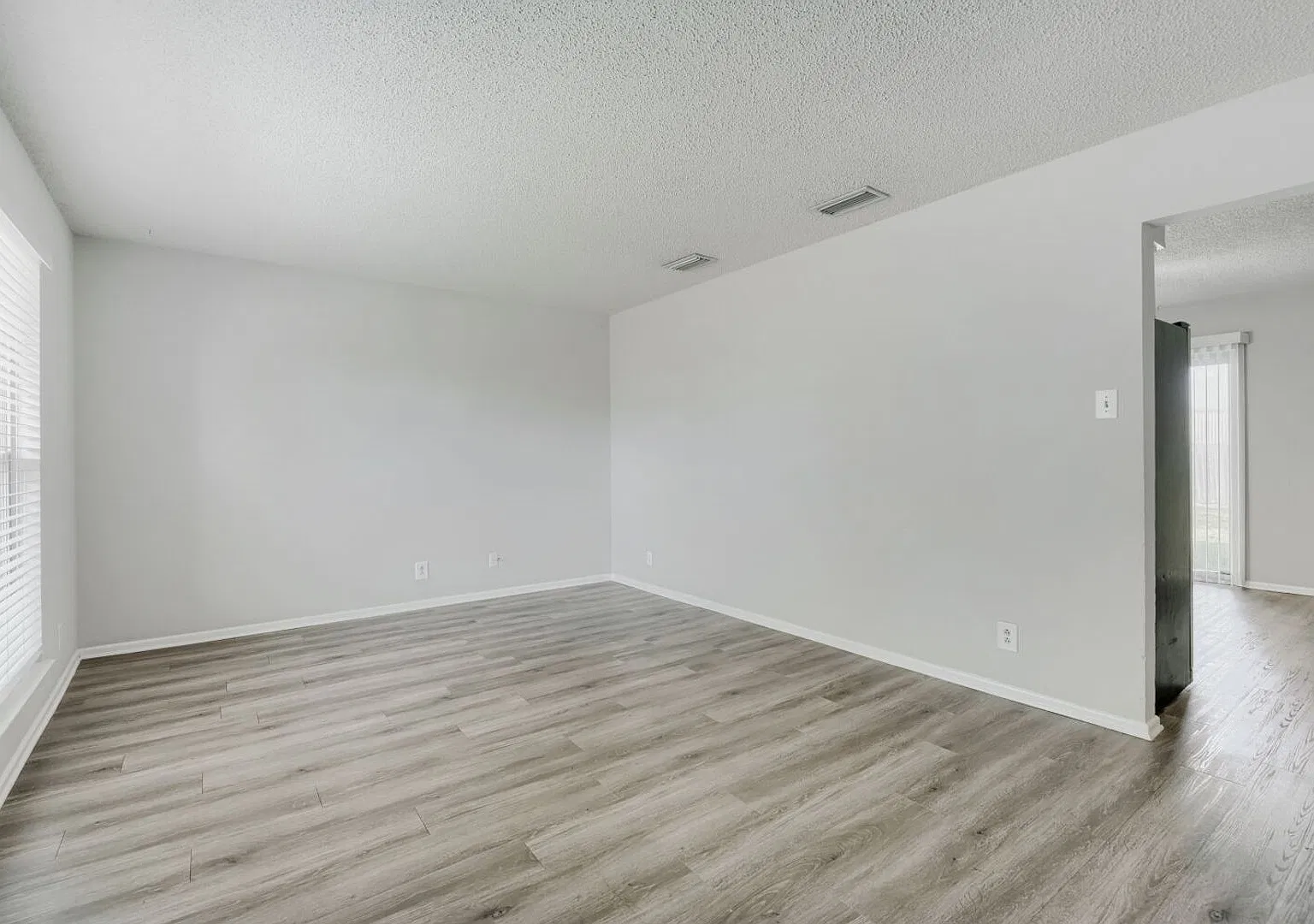 Why rent an apartment when you can rent a HOUSE? — Photo 3